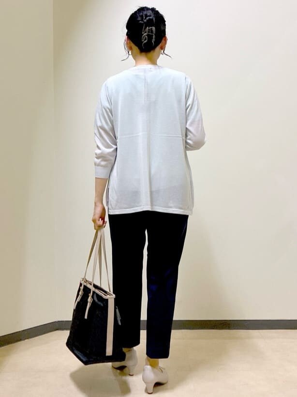 グレー系のカーディガン/ボレロ、グリーン系のシャツ/ブラウス、ブルー系のその他パンツを着用したレディースの春コーディネートの3枚目の写真