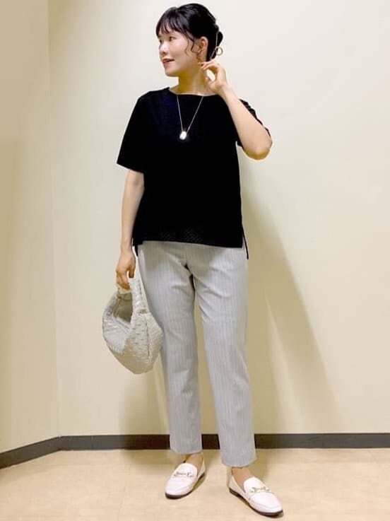 ブラック系のTシャツ/カットソー、グレー系のその他パンツ、イエロー系のその他パンツを着用したレディースの夏コーディネートの8枚目の写真