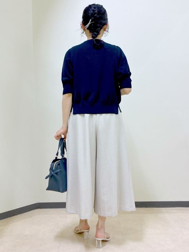ブルー系のカーディガン/ボレロ、ブルー系のシャツ/ブラウス、グレー系のタンクトップを着用したレディースの夏コーディネートの3枚目の写真