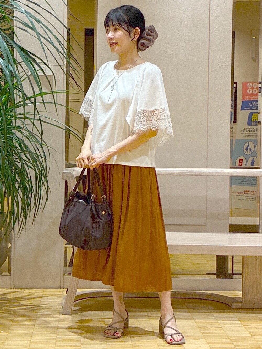 ホワイト系のTシャツ/カットソー、レッド系のその他パンツ、ベージュ系のブルゾンを着用したレディースの夏コーディネートの6枚目の写真