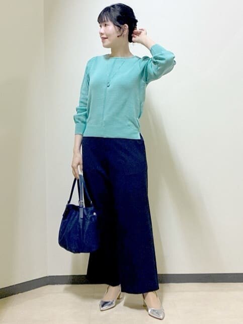 グリーン系のニット/セーター、ブルー系のその他パンツ、グレー系のノーカラージャケットを着用したレディースの冬コーディネートの6枚目の写真