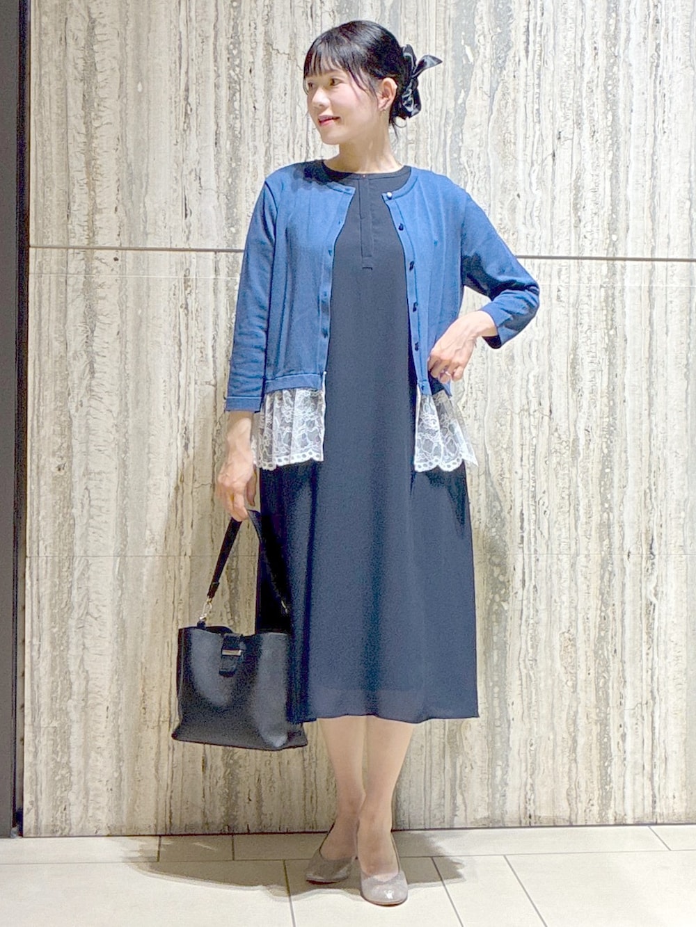 ブルー系のカーディガン/ボレロ、ブルー系のワンピース、ブラック系のトートバッグを着用したレディースの夏コーディネートの7枚目の写真
