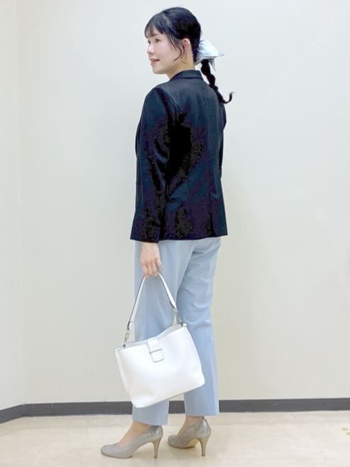 ホワイト系のシャツ/ブラウス、ブラック系のTシャツ/カットソー、ブルー系のシャツ/ブラウスを着用したレディースの冬コーディネートの4枚目の写真