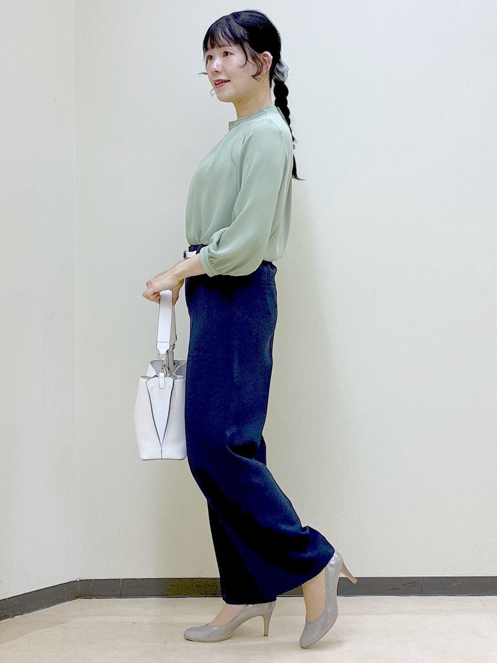 グリーン系のシャツ/ブラウス、グレー系のノーカラージャケット、ブルー系のその他パンツを着用したレディースの春コーディネートの6枚目の写真