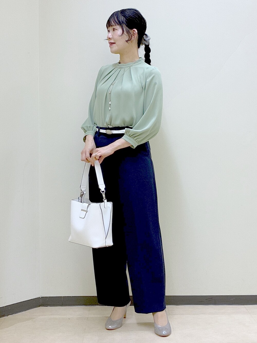 グリーン系のシャツ/ブラウス、グレー系のノーカラージャケット、ブルー系のその他パンツを着用したレディースの春コーディネートの8枚目の写真
