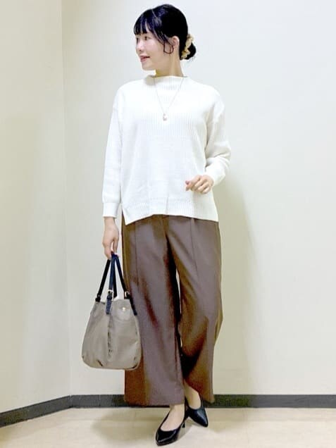 ホワイト系のニット/セーター、ブラウン系のその他パンツ、グレー系のノーカラーコートを着用したレディースの冬コーディネートの4枚目の写真