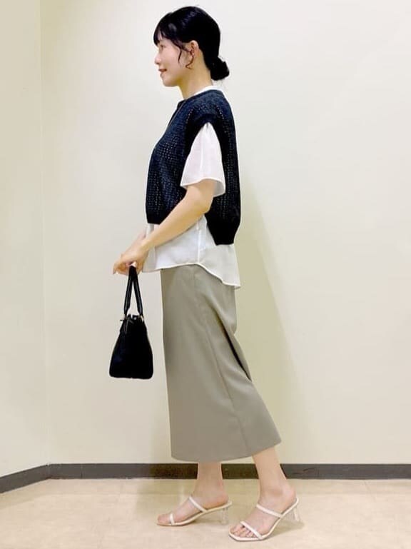 ベージュ系のシャツ/ブラウス、ブラック系のニット/セーター、グレー系のタンクトップを着用したレディースの夏コーディネートの2枚目の写真