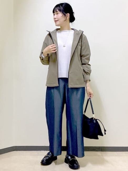 グリーン系のブルゾン、グレー系のニット/セーター、ブルー系のその他パンツを着用したレディースの冬コーディネートの7枚目の写真