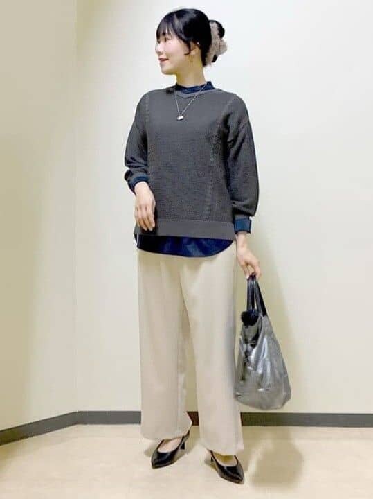 グレー系のニット/セーター、ブルー系のシャツ/ブラウス、ベージュ系のその他パンツを着用したレディースの冬コーディネートの5枚目の写真