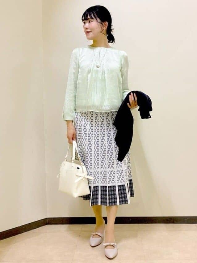 ブルー系のカーディガン/ボレロ、グリーン系のシャツ/ブラウス、ホワイト系のスカートを着用したレディースの春コーディネートの7枚目の写真