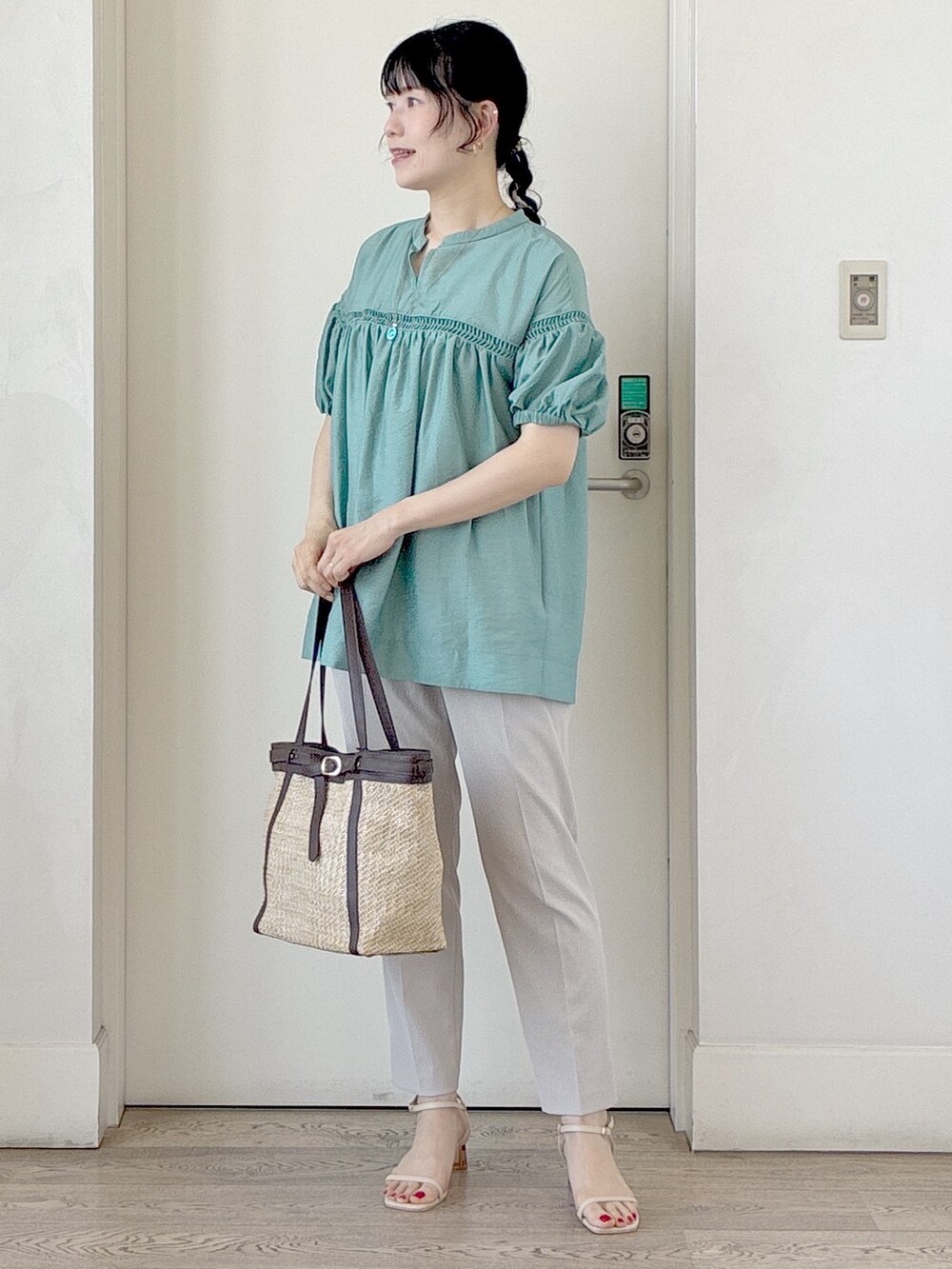 グリーン系のシャツ/ブラウス、ベージュ系のその他パンツ、ベージュ系のタンクトップを着用したレディースの夏コーディネートの7枚目の写真