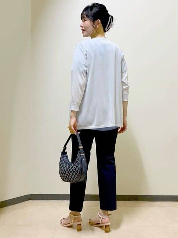 ブルー系のシャツ/ブラウス、ブルー系のその他パンツ、グレー系のカーディガン/ボレロを着用したレディースの夏コーディネートの10枚目の写真