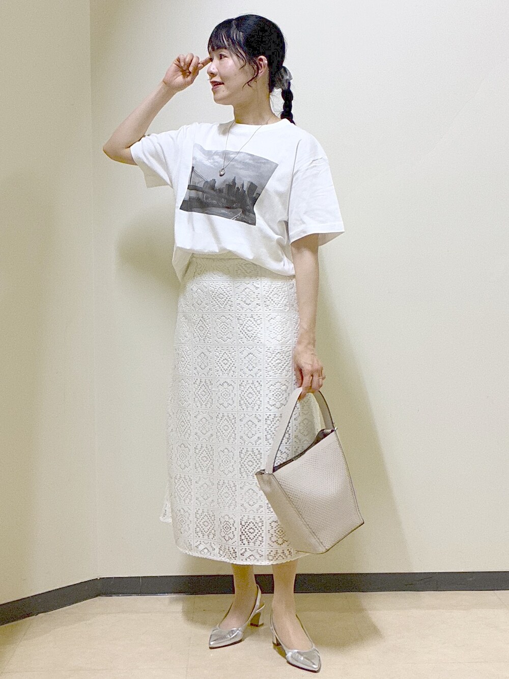 ブラウン系のブルゾン、ホワイト系のスカート、ホワイト系のTシャツ/カットソーを着用したレディースの春コーディネートの5枚目の写真