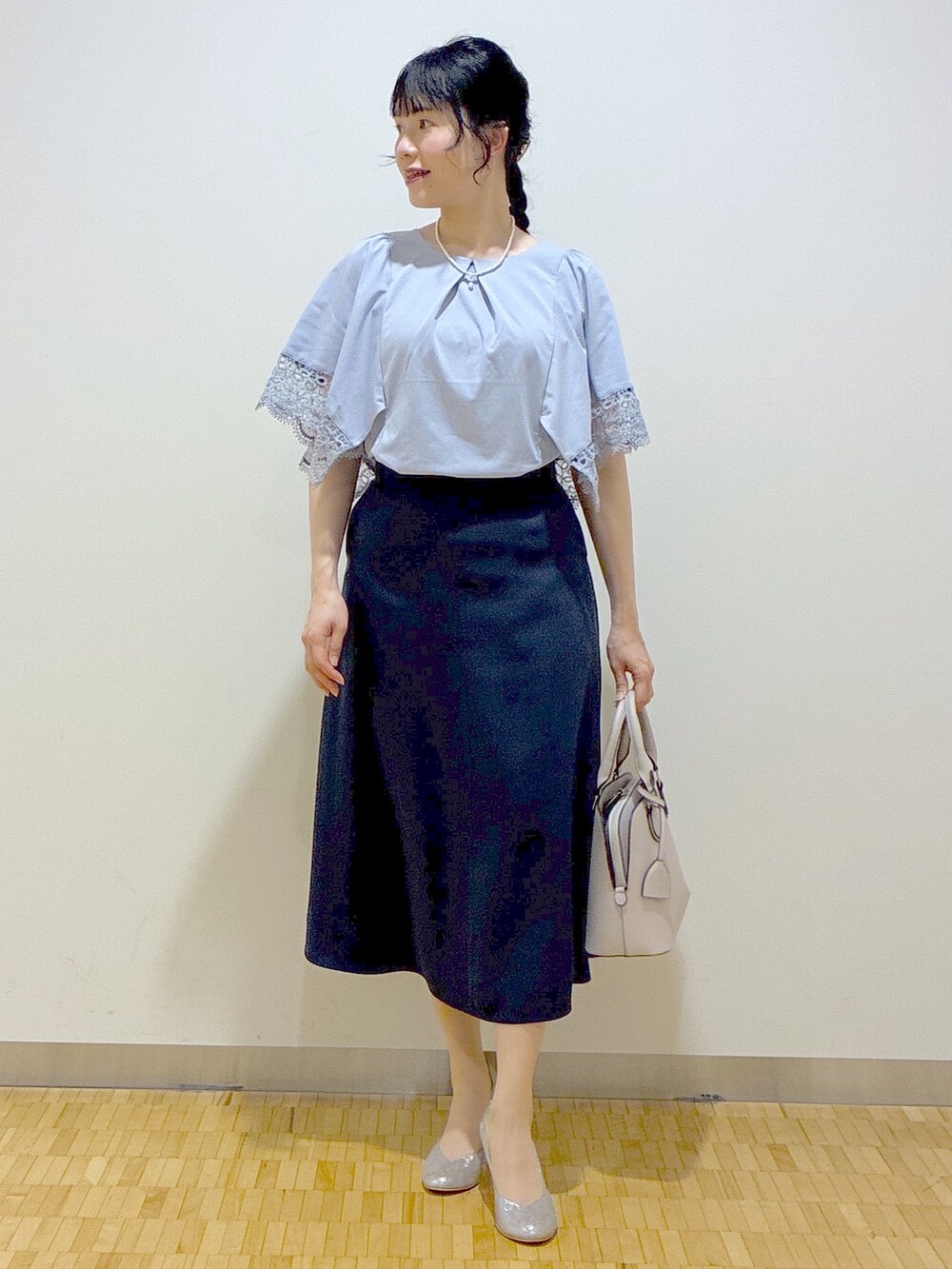 ホワイト系のカーディガン/ボレロ、ブルー系のTシャツ/カットソー、ブルー系のスカートを着用したレディースの春コーディネートの5枚目の写真