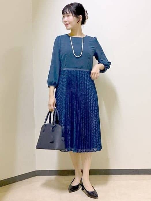 ブルー系のワンピース、ブルー系のトレンチコート、ブルー系のハンドバッグを着用したレディースの冬コーディネートの8枚目の写真