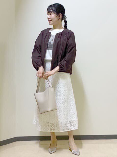 ブラウン系のブルゾン、ホワイト系のスカート、ホワイト系のTシャツ/カットソーを着用したレディースの春コーディネートの4枚目の写真