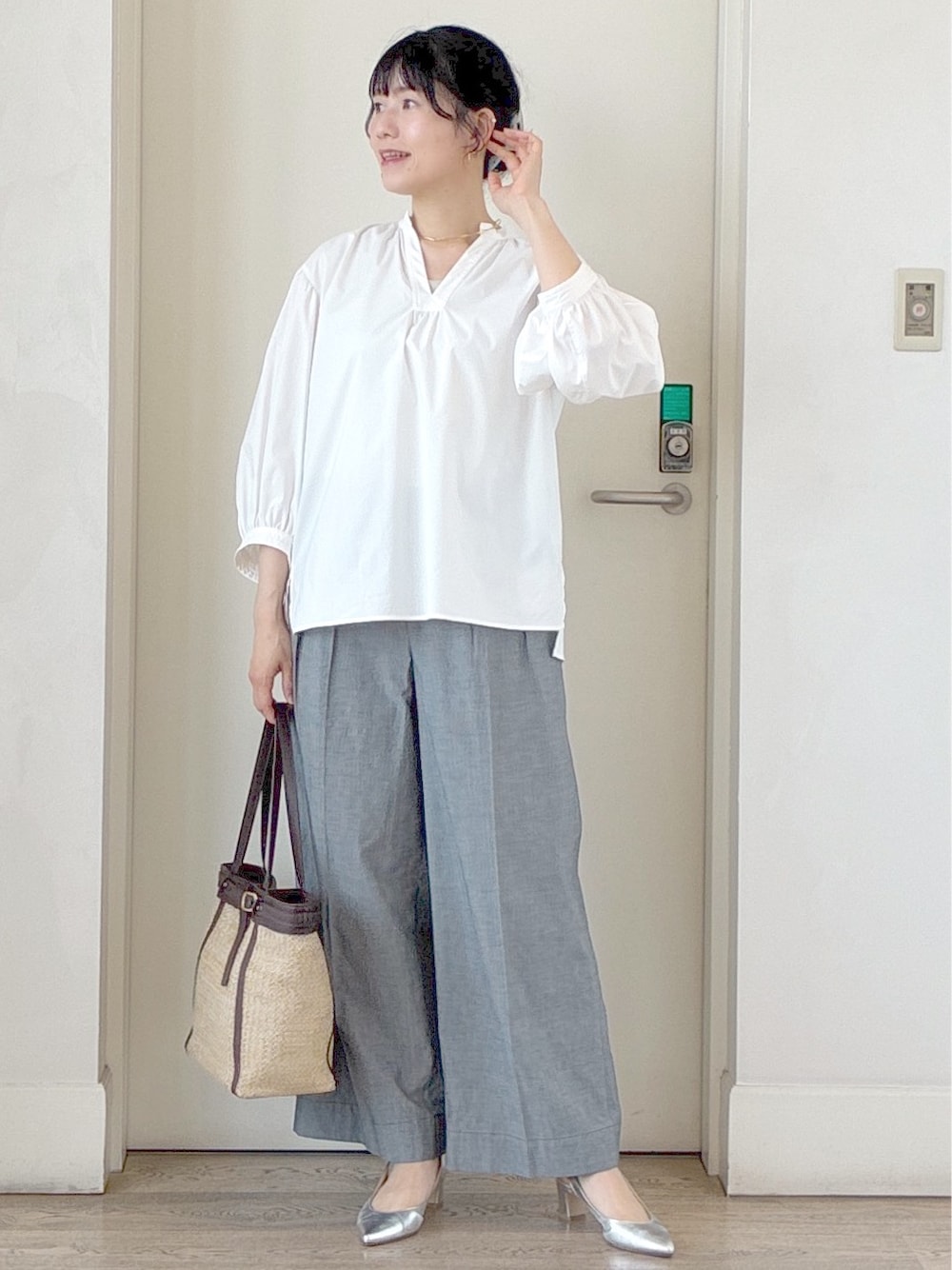 ホワイト系のシャツ/ブラウス、ベージュ系のタンクトップ、ブラック系のその他パンツを着用したレディースの夏コーディネートの4枚目の写真