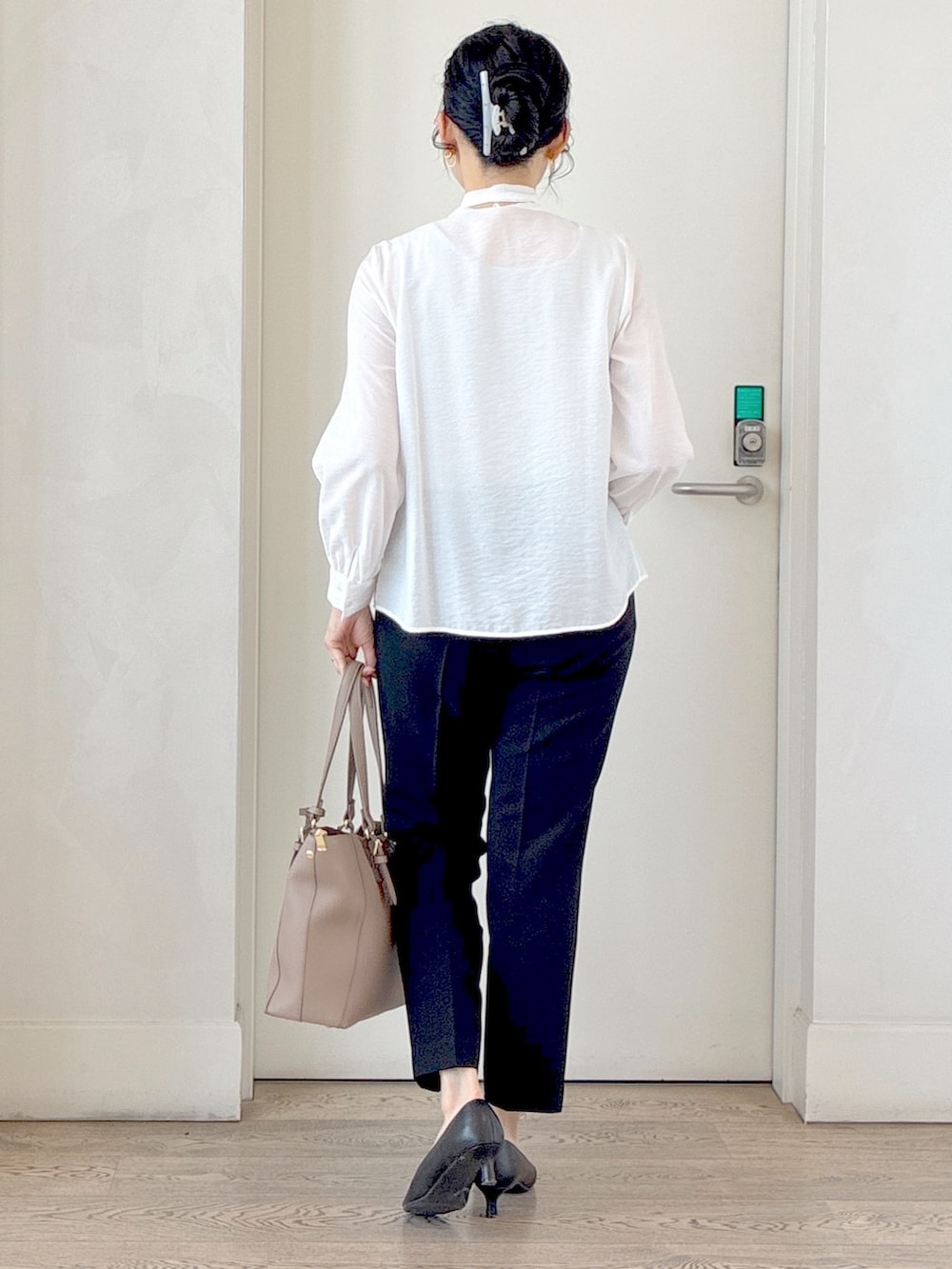 ホワイト系のシャツ/ブラウス、ブルー系のカーディガン/ボレロ、ブラック系のその他パンツを着用したレディースの秋コーディネートの3枚目の写真