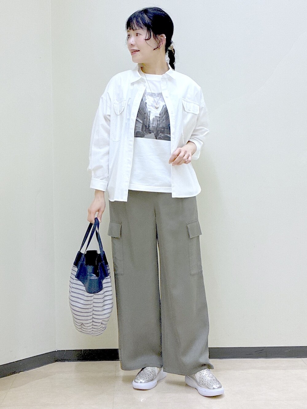 ホワイト系のTシャツ/カットソー、グリーン系のその他パンツ、ホワイト系のシャツ/ブラウスを着用したレディースの春コーディネートの9枚目の写真