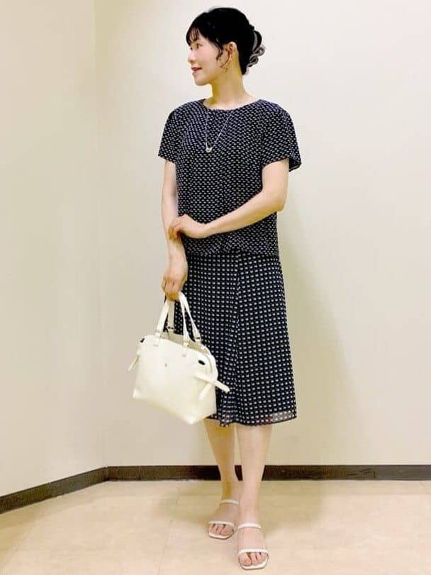 ブルー系のシャツ/ブラウス、ブルー系のスカート、ホワイト系のカーディガン/ボレロを着用したレディースの夏コーディネートの5枚目の写真