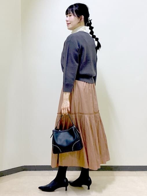 グレー系のカーディガン/ボレロ、ブラック系のタンクトップ、ホワイト系のTシャツ/カットソーを着用したレディースの冬コーディネートの4枚目の写真