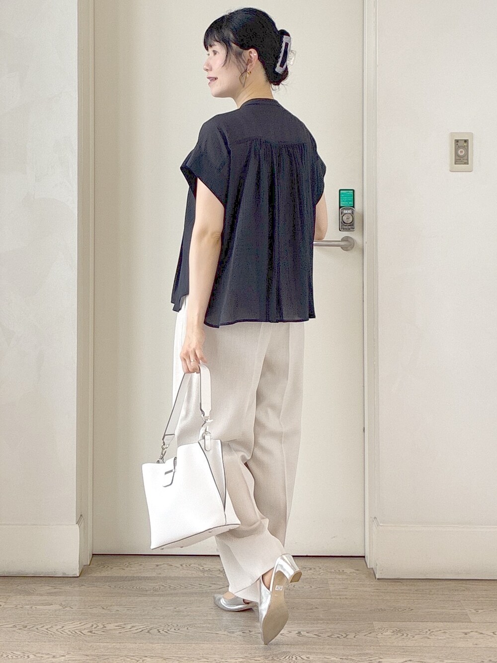 ホワイト系のトートバッグ、ブルー系のシャツ/ブラウス、ベージュ系のその他パンツを着用したレディースの春コーディネートの4枚目の写真
