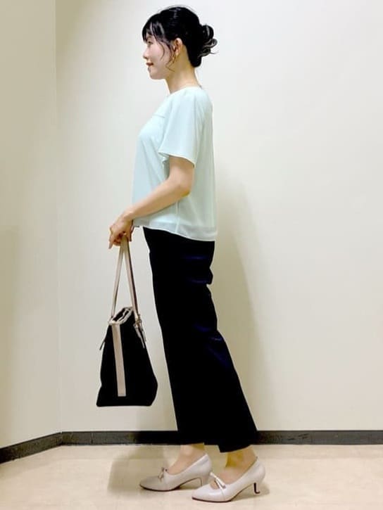 グリーン系のシャツ/ブラウス、ブルー系のその他パンツ、グレー系のカーディガン/ボレロを着用したレディースの夏コーディネートの2枚目の写真