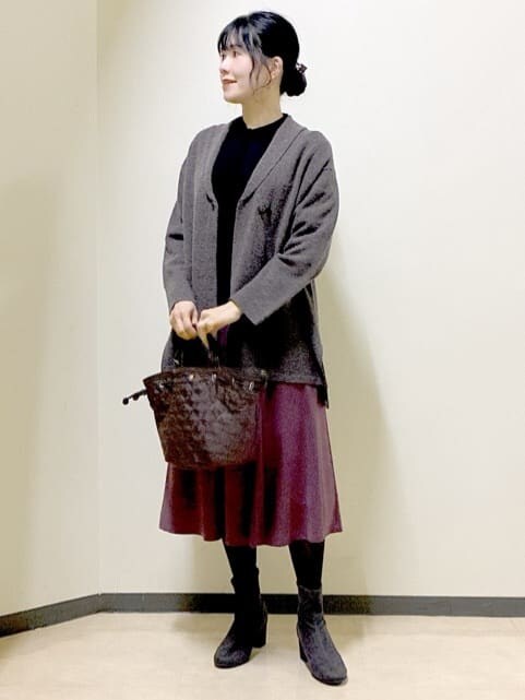 ブラウン系のカーディガン/ボレロ、ブラック系のニット/セーター、レッド系のスカートを着用したレディースの冬コーディネートの5枚目の写真
