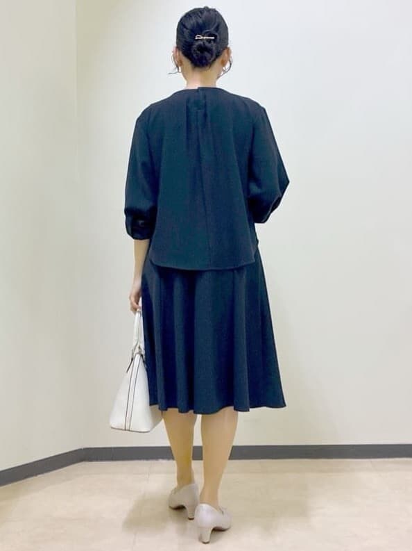 ブルー系のシャツ/ブラウス、ブルー系のスカート、ホワイト系のシャツ/ブラウスを着用したレディースの春コーディネートの3枚目の写真