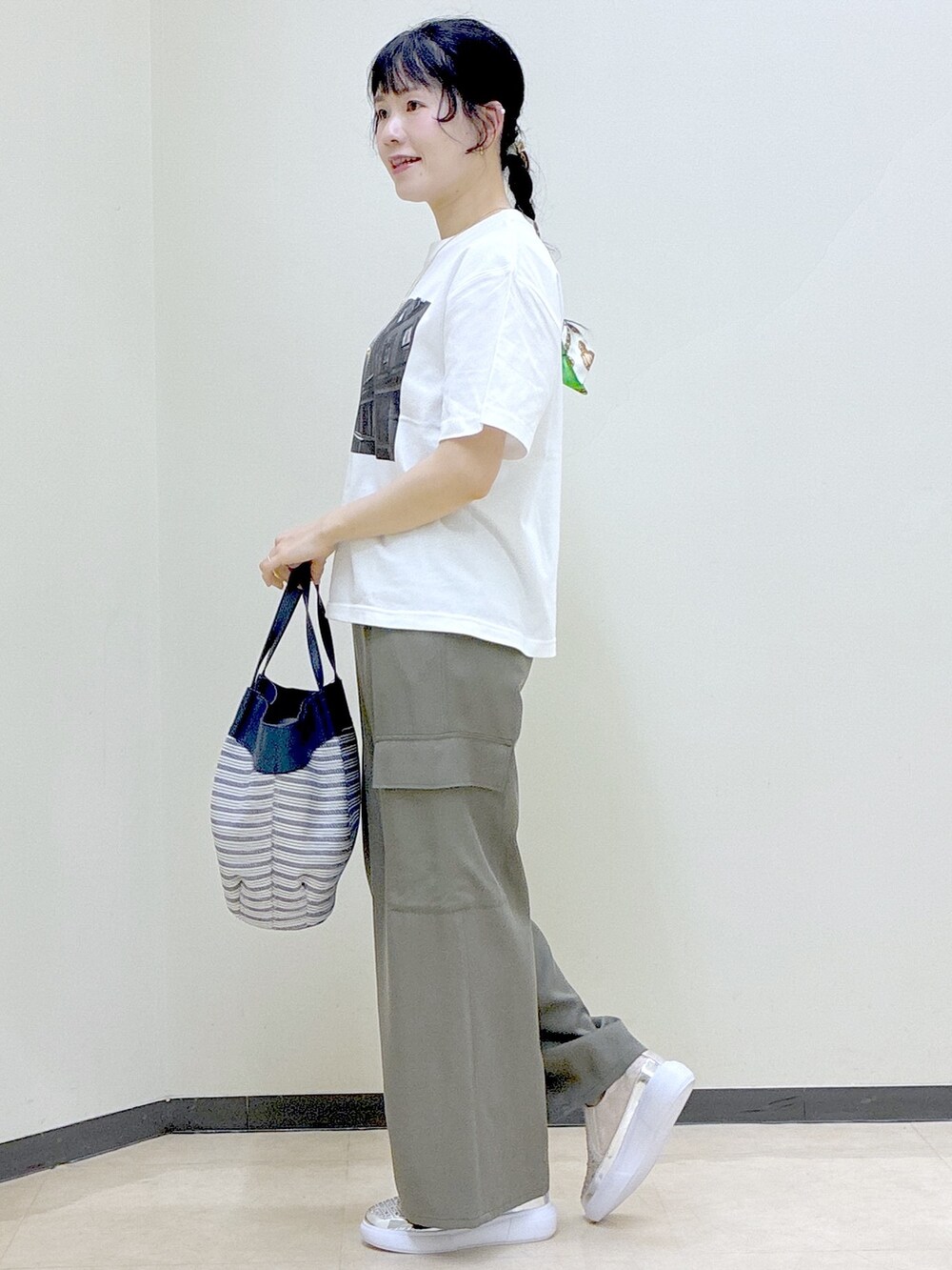 ホワイト系のTシャツ/カットソー、グリーン系のその他パンツ、ホワイト系のシャツ/ブラウスを着用したレディースの春コーディネートの2枚目の写真