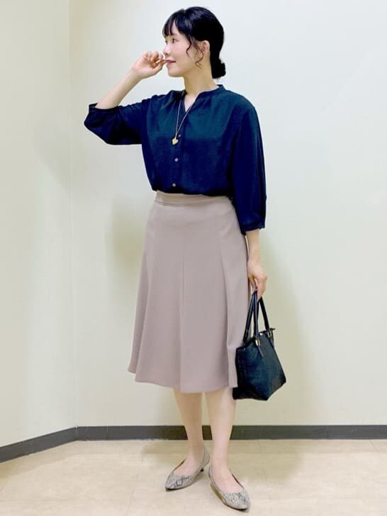 ブルー系のシャツ/ブラウス、グレー系のタンクトップ、ブラウン系のスカートを着用したレディースの夏コーディネートの5枚目の写真