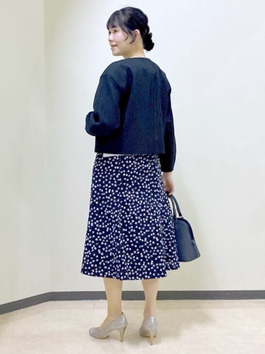 グレー系のニット/セーター、ブルー系のノーカラージャケット、ブルー系のスカートを着用したレディースの冬コーディネートの9枚目の写真