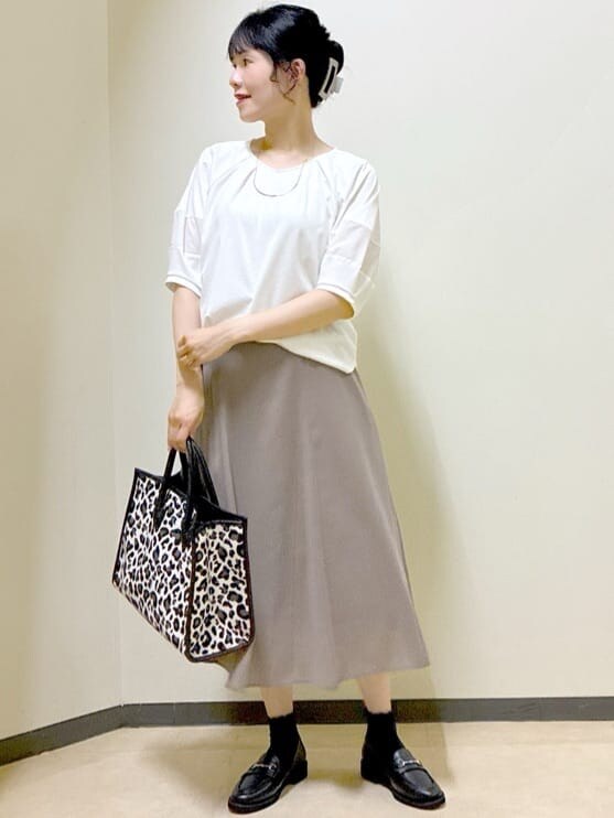 ホワイト系のTシャツ/カットソー、ブラウン系のスカート、ブラック系のスカートを着用したレディースの夏コーディネートの6枚目の写真