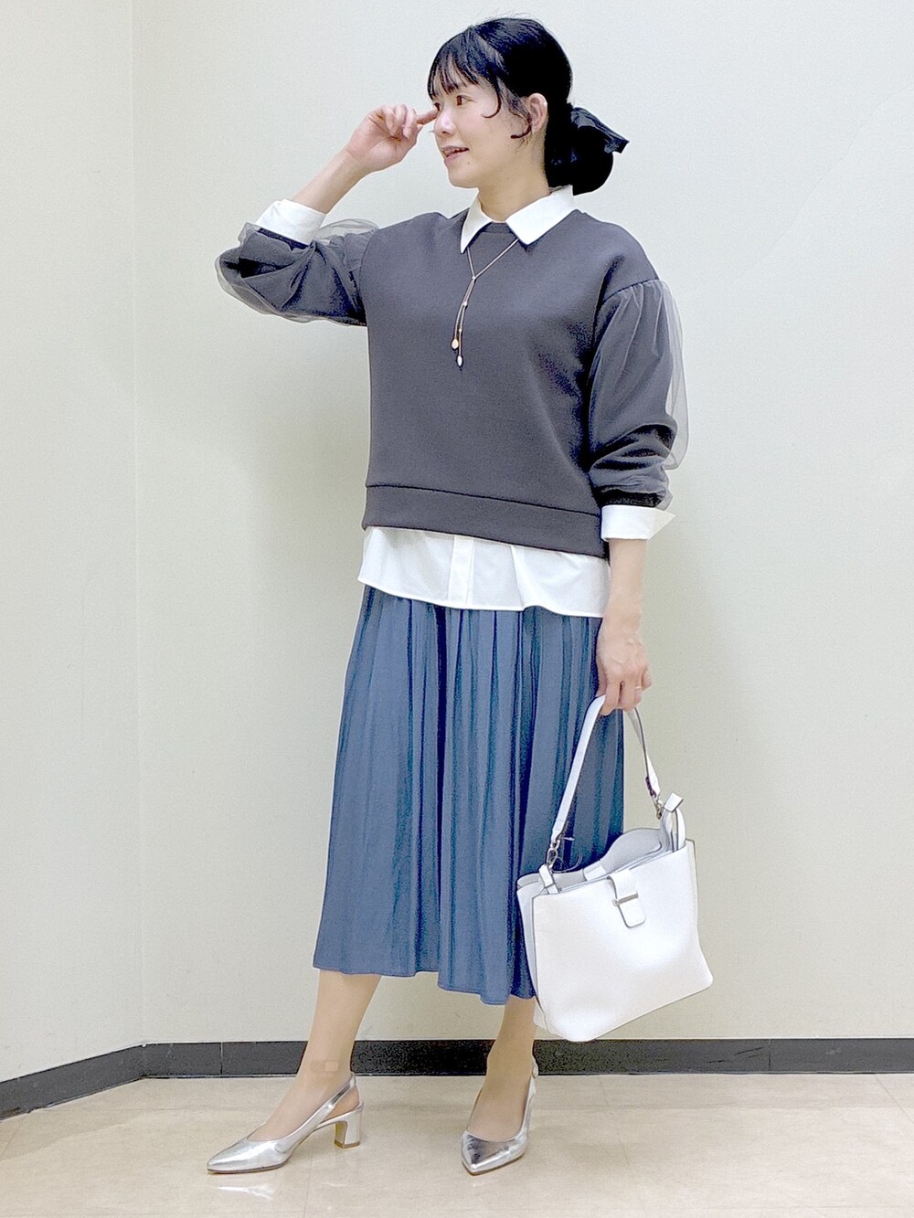 ブルー系のその他パンツ、ブラック系のその他パンツ、ホワイト系のシャツ/ブラウスを着用したレディースの春コーディネートの5枚目の写真