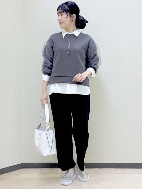 グレー系のTシャツ/カットソー、ホワイト系のシャツ/ブラウス、ブラック系のその他パンツを着用したレディースの春コーディネートの6枚目の写真