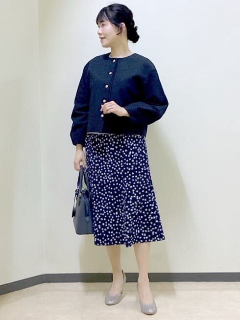 ブルー系のノーカラージャケット、グレー系のニット/セーター、ブルー系のスカートを着用したレディースの冬コーディネートの8枚目の写真