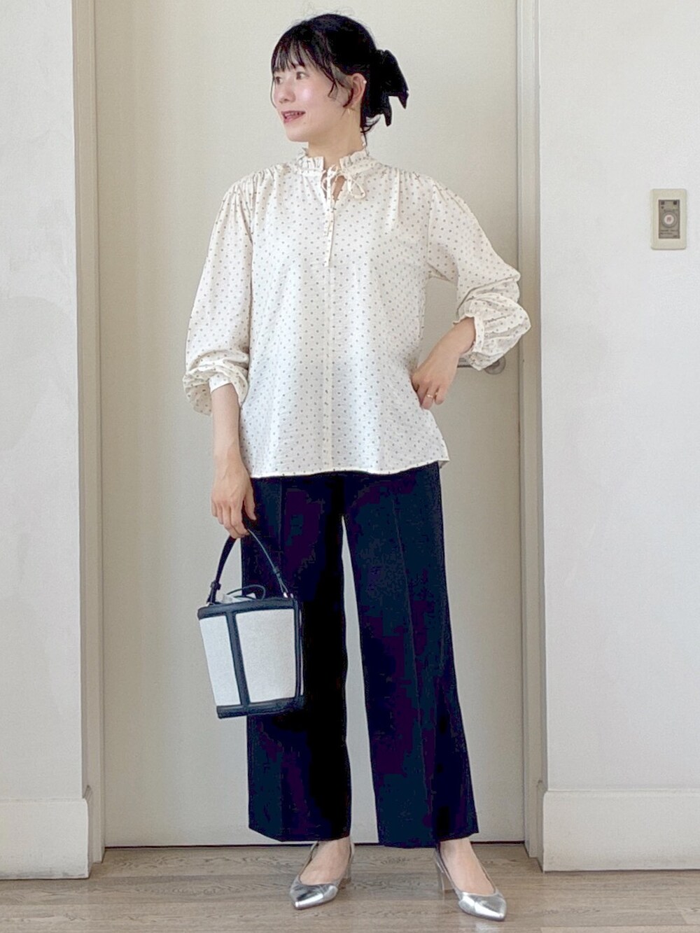 ベージュ系のシャツ/ブラウス、ブルー系のその他パンツ、ブルー系のショルダーバッグを着用したレディースの夏コーディネートの10枚目の写真