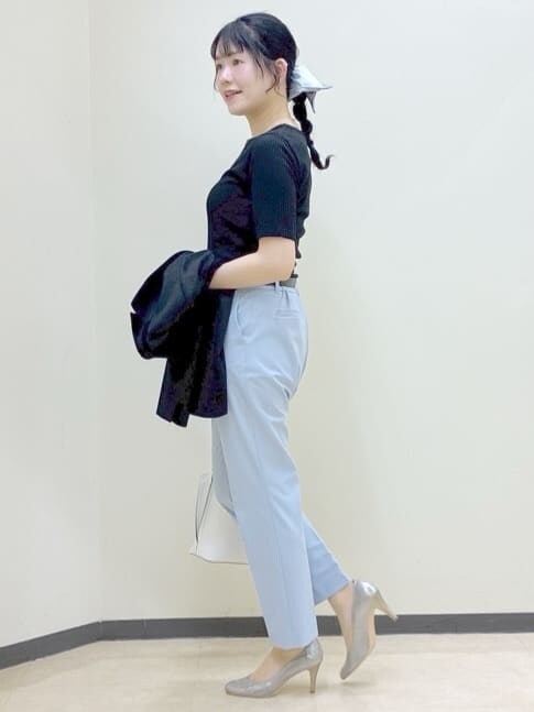 ホワイト系のシャツ/ブラウス、ブラック系のTシャツ/カットソー、ブルー系のシャツ/ブラウスを着用したレディースの冬コーディネートの9枚目の写真
