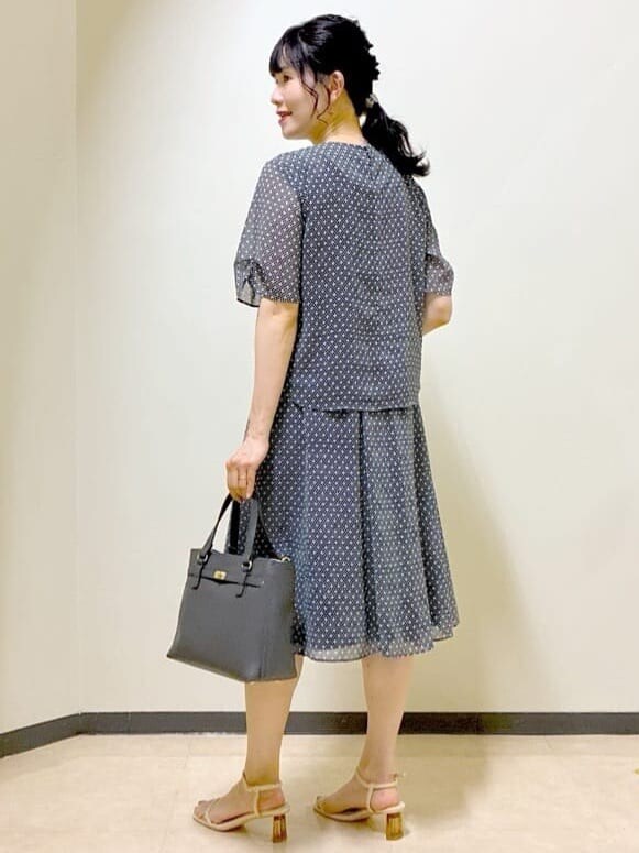 ブルー系のシャツ/ブラウス、ブルー系のスカート、ブルー系のスカートを着用したレディースの夏コーディネートの4枚目の写真