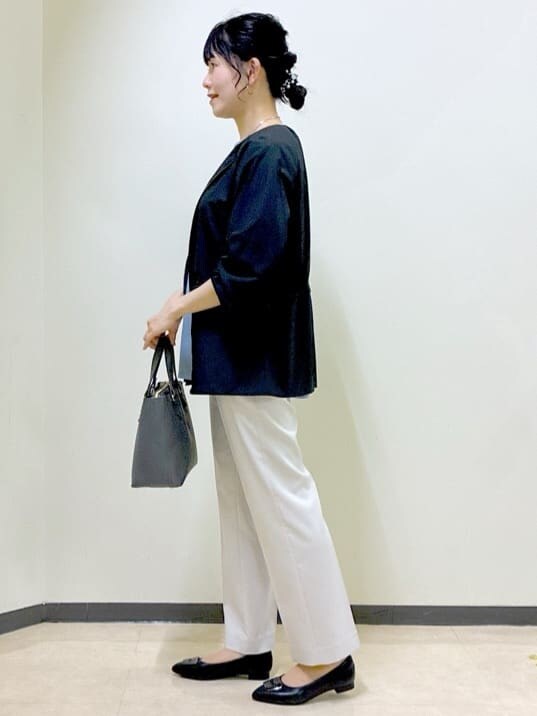 ブラック系のブルゾン、ブルー系のTシャツ/カットソー、ベージュ系のその他パンツを着用したレディースの秋コーディネートの2枚目の写真