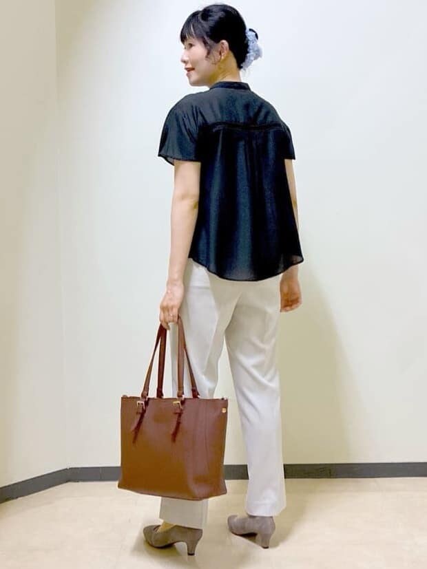 ブルー系のシャツ/ブラウス、ベージュ系のその他パンツ、ブルー系のトートバッグを着用したレディースの夏コーディネートの10枚目の写真