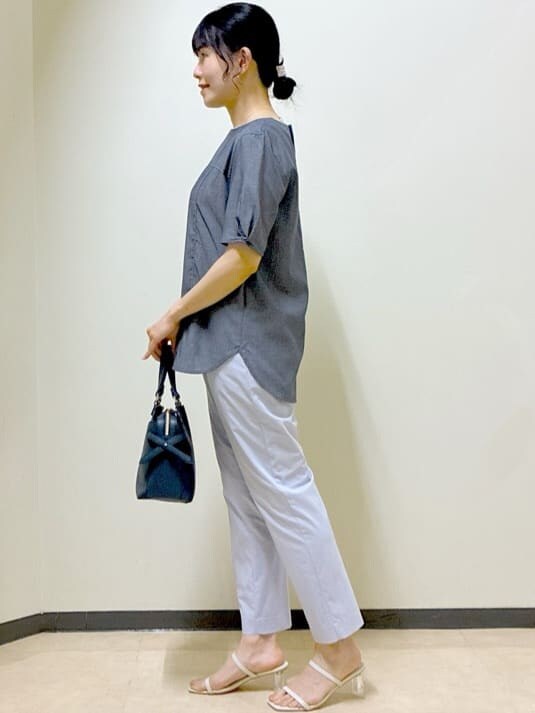 ブルー系のシャツ/ブラウス、パープル系のその他パンツ、ブラック系のその他パンツを着用したレディースの夏コーディネートの2枚目の写真