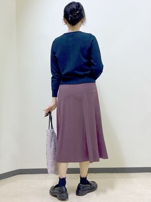 ブルー系のカーディガン/ボレロ、レッド系のスカート、ピンク系のトートバッグを着用したレディースの冬コーディネートの3枚目の写真