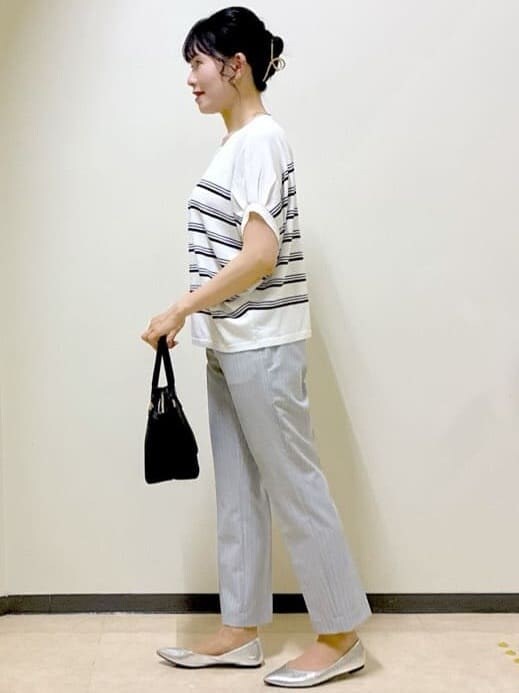 ホワイト系のニット/セーター、グレー系のその他パンツ、ブラウン系のスカートを着用したレディースの夏コーディネートの2枚目の写真