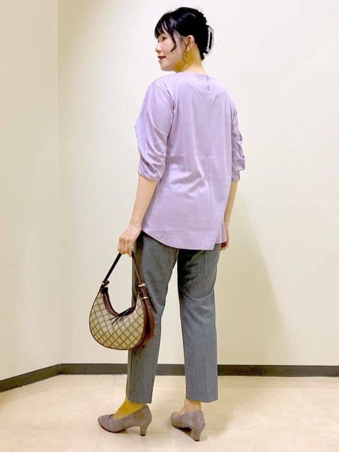 ブルー系のシャツ/ブラウス、ブラック系のその他パンツ、ブルー系のショルダーバッグを着用したレディースの秋コーディネートの10枚目の写真