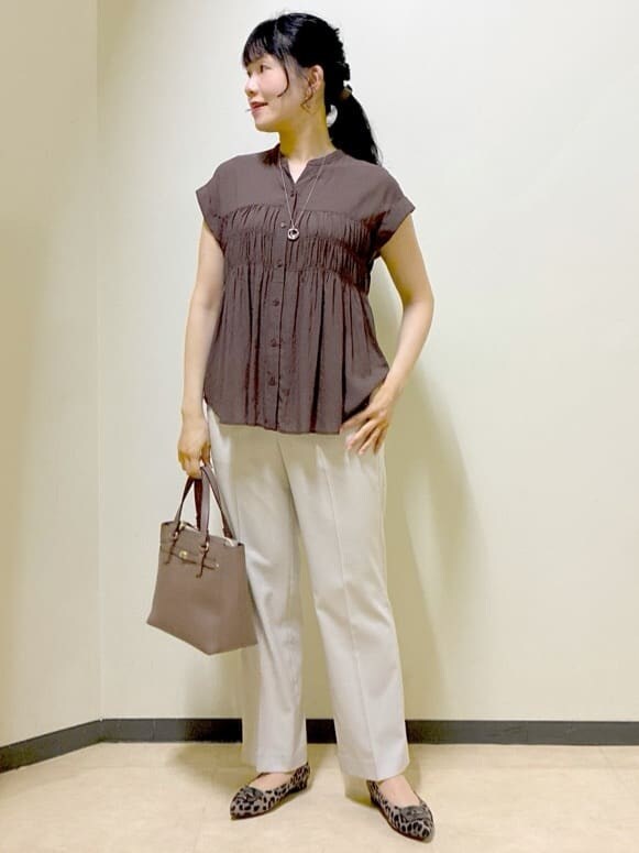 ブラウン系のシャツ/ブラウス、ベージュ系のその他パンツ、ブラウン系のハンドバッグを着用したレディースの秋コーディネートの7枚目の写真