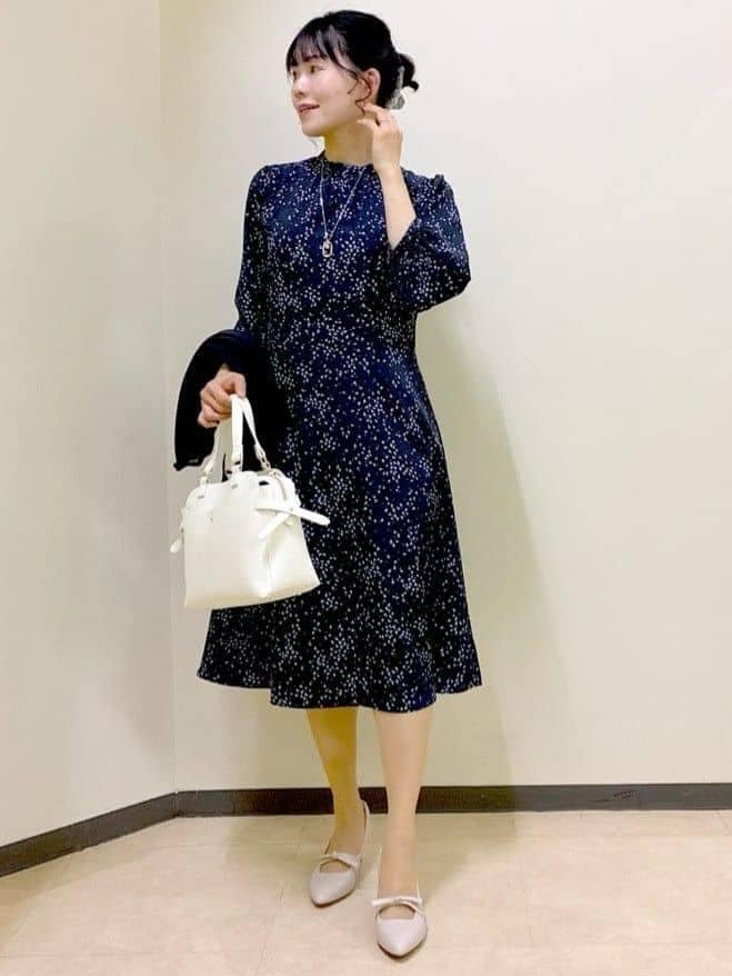 ブルー系のワンピース、ブルー系のカーディガン/ボレロ、ホワイト系のトートバッグを着用したレディースの春コーディネートの7枚目の写真