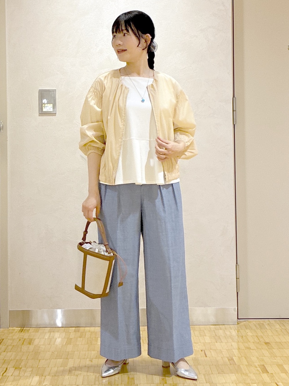 ベージュ系のブルゾン、ホワイト系のTシャツ/カットソー、ブルー系のその他パンツを着用したレディースの夏コーディネートの8枚目の写真