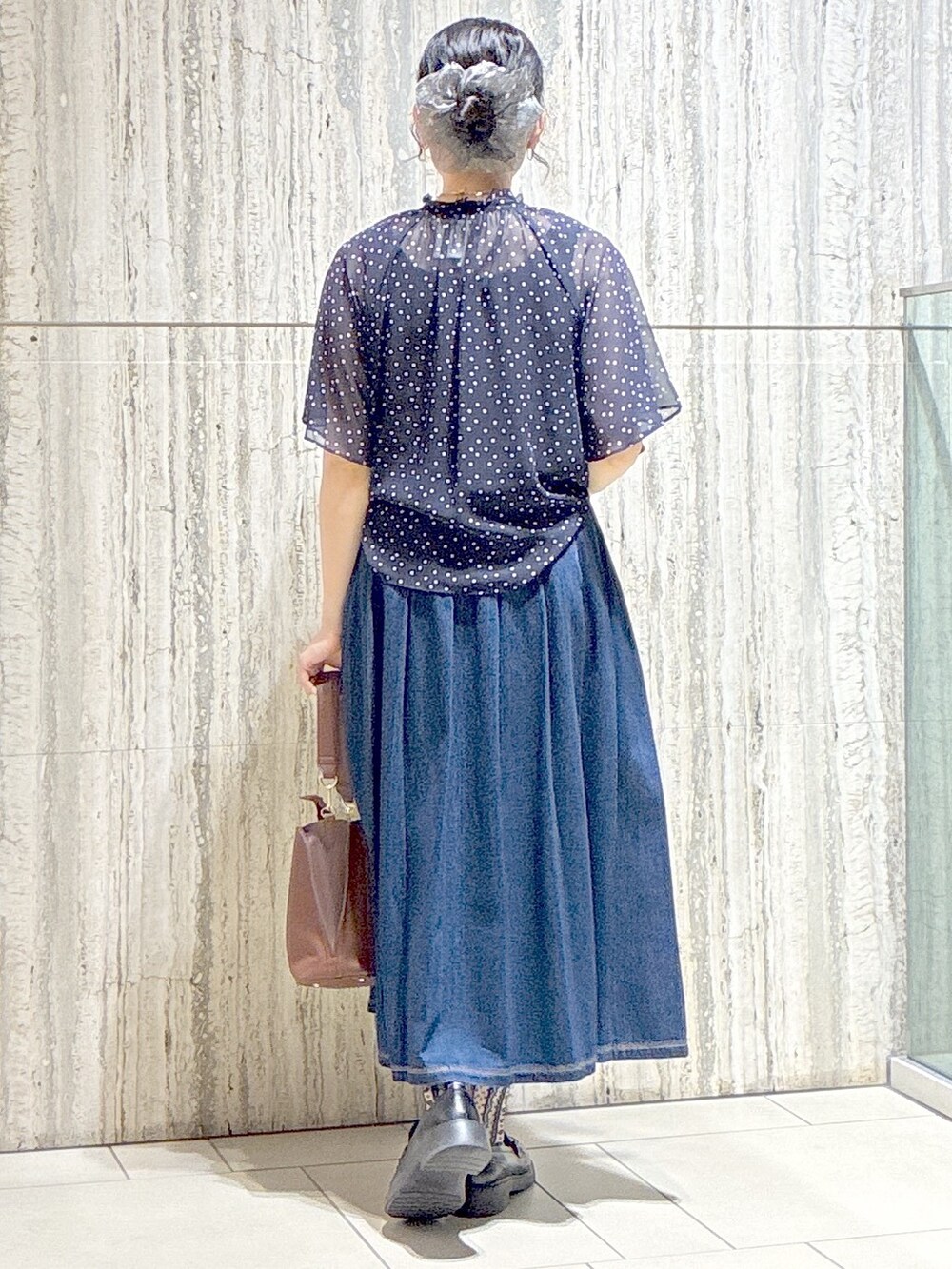 ブルー系のシャツ/ブラウス、ブラック系のタンクトップ、ベージュ系のブルゾンを着用したレディースの秋コーディネートの3枚目の写真