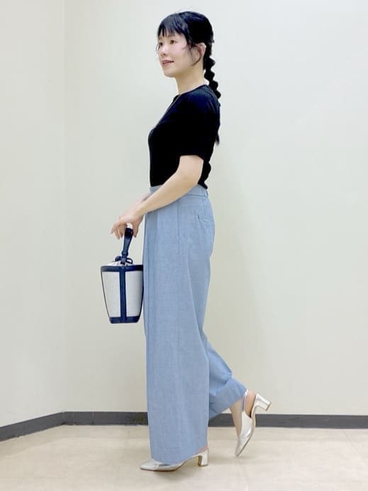 ホワイト系のシャツ/ブラウス、ブラック系のTシャツ/カットソー、ブルー系のその他パンツを着用したレディースの春コーディネートの2枚目の写真
